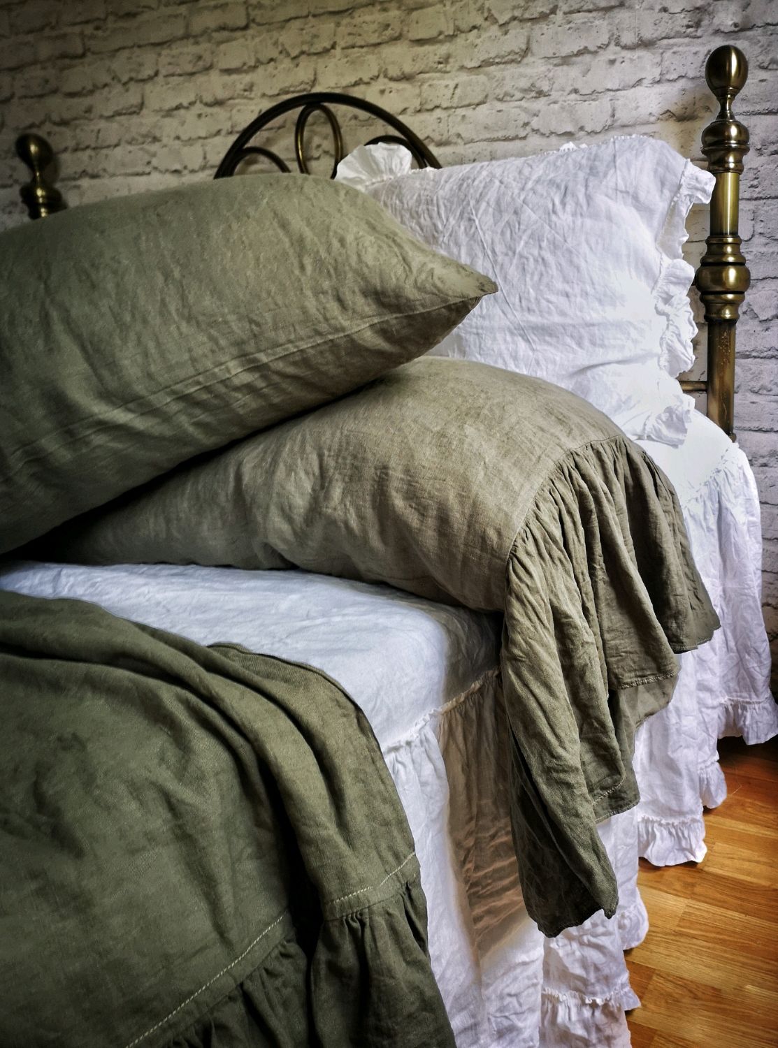 Льняное постельное бельё: плюсы и минусы и его особенности